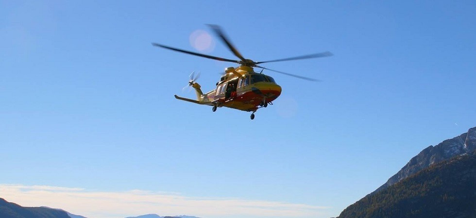 Travolta da una motocicletta dopo esser scesa dall'autobus: elitrasportata in ospedale una 15enne